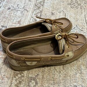 Woman’s Tan  Top-Sider Sperry Loafers With Gold Accents Size 9M